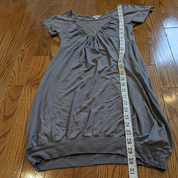 WILFRED Aritzia Tunic Dress Grey Draped V Neck Short sleeve Bubble Hem Mini Sz S - Picture 5 of 7